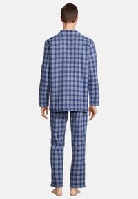 Completo pigiama a quadri blu e bianchi con maniche lunghe e pantaloni. Tessuto morbido con un classico motivo a scacchi, dotato di collare a contrasto.