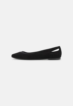 Chaussure plate en daim noir avec un bout pointu, un détail de découpe latérale et une semelle basse noire. La tige a une texture lisse.