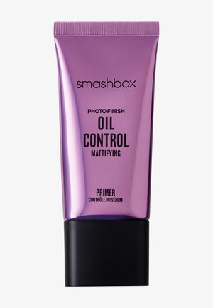 Smashbox Photo Finish Oil Control Mattifying Primer i et lilla rør med svart lokk, laget for å redusere ansiktsolje og glans.