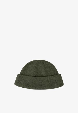 Bonnet tricoté en vert foncé, avec un revers rabattu et une texture en côtes verticales, fabriqué à partir d'un matériau doux et chaud.