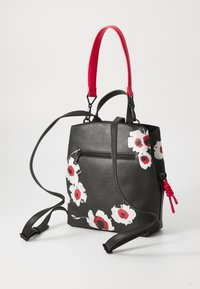 Borsa in pelle nera con accenti rossi e design floreale dipinto; dispone di spallacci regolabili e di una tasca con zip sul fronte.