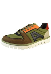 Zielone i brązowe sneakersy z czarnym akcentem, pomarańczowymi detalami i teksturowaną tkaniną górną. Charakteryzują się białą podeszwą z wyraźnym wzorem bieżnika.