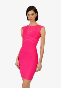 Tætsiddende lyserødt kjole med korte ærmer, strukturerede vandrette linjer og en buet bodice design. Mat finish, knælang silhuet.