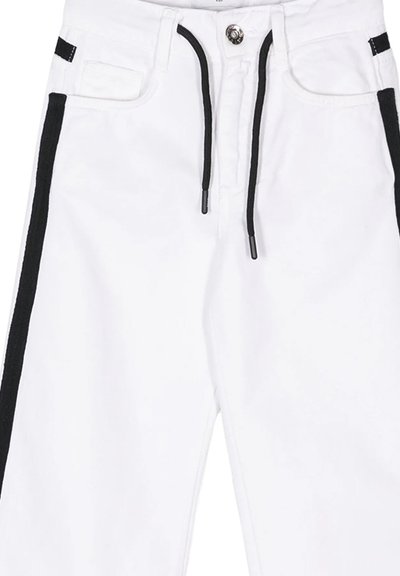 Pantaloni bianchi con strisce laterali nere, dotati di vita elasticizzata con coulisse e chiusura con bottone metallico. Realizzati in tessuto resistente, con una texture liscia.