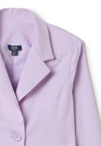Blazer violet clair en tissu lisse, doté d'un col classique, d'une fermeture à un bouton et de détails de couture subtils.