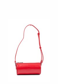 Borsa a tracolla cilindrica rossa in pelle con tracolla regolabile e chiusura con zip, design minimalista.