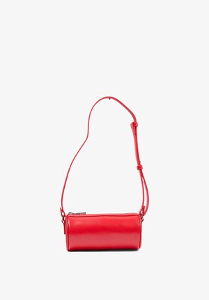 Sac bandoulière cylindrique rouge en cuir avec sangle réglable et fermeture éclair, design minimaliste.