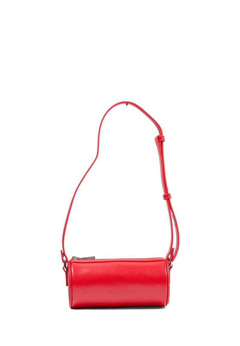 Borsa a tracolla cilindrica rossa in pelle con tracolla regolabile e chiusura con zip, design minimalista.