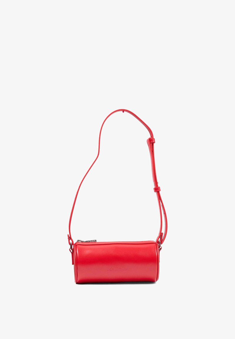 Borsa a tracolla cilindrica rossa in pelle con tracolla regolabile e chiusura con zip, design minimalista.