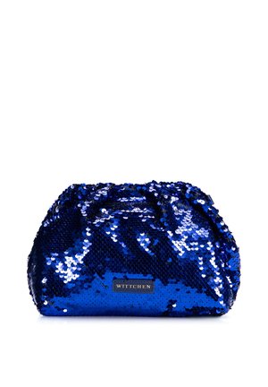 Pequeño bolso de mano azul brillante cubierto de lentejuelas con una etiqueta rectangular que dice "WITTCHEN" en el centro delantero.