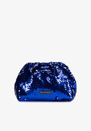 Kleine glanzende blauwe clutchtas bedekt met pailletten met een rechthoekig label dat "WITTCHEN" leest aan de voorkant in het midden.