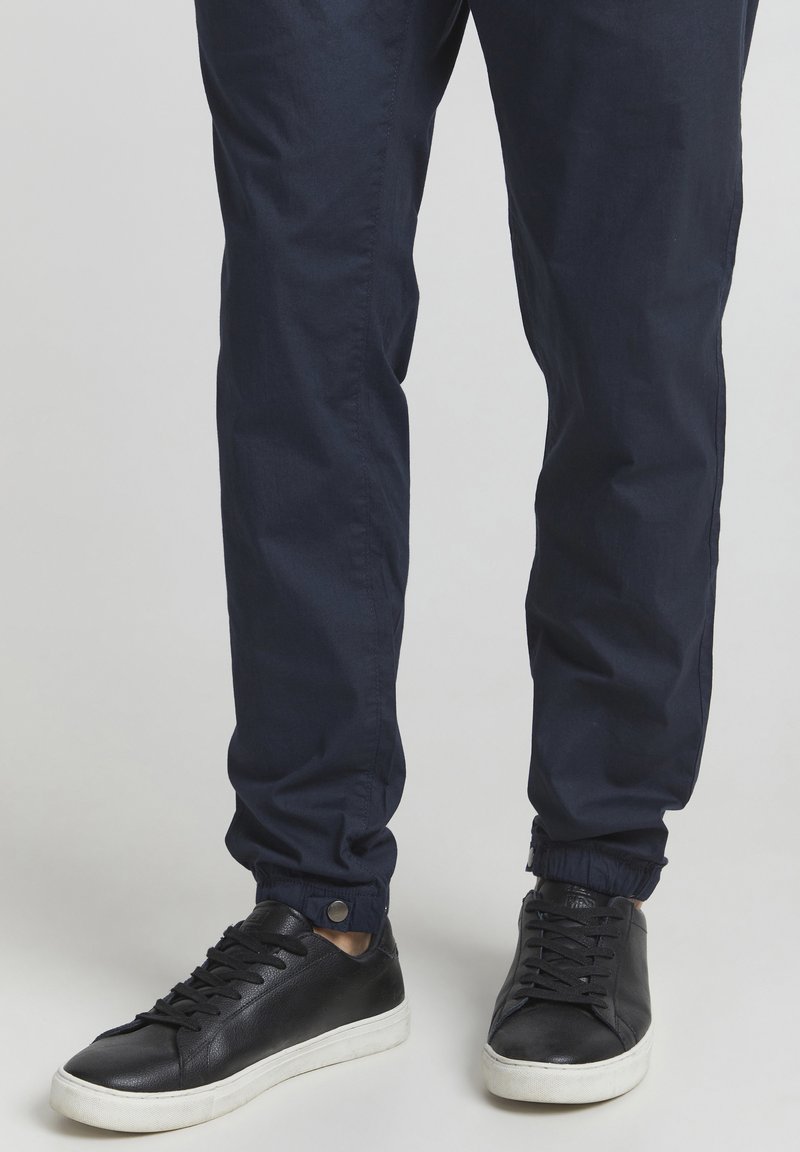 Herren Chinos | Solid SDBOD Stoffhose insignia blue/blau - CR74773 Herren Chinos | Solid SDBOD Stoffhose insignia blue/blau - CR74773