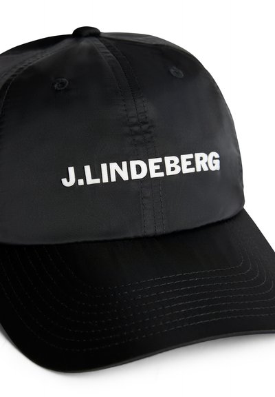 Casquette noire en tissu lisse, avec un bord incurvé. L'avant affiche en lettres blanches le texte "J.LINDEBERG" de manière proéminente.