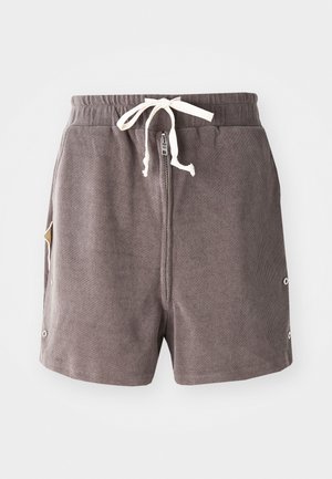 Lühikesed hallid kudumishortsid paelaga vöökohal, ees lukuga ja näpu detailidega külgedel. Tekstuuriga kangas lisab sügavust.