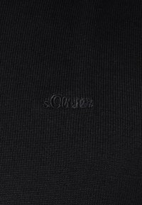 Czarna tkanina z prążkowaną teksturą, z nazwą marki "s.Oliver" wyszytą w dopasowanym kolorze. Brak wzorów lub akcentów.