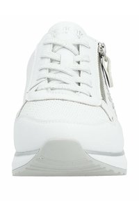 Baskets blanches avec une tige en cuir lisse, des accents texturés, un laçage à l'avant, une fermeture éclair sur le côté et une semelle en caoutchouc arrondie.