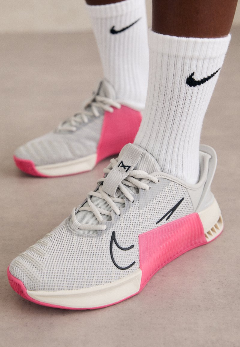 Nike Metcon Training Shoes Grey Pink White 924595-003 Nike Metcon 9 AMP Women main image 3