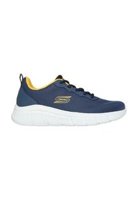 Scarpe da ginnastica in rete blu con accenti gialli, design con lacci, e suola bianca imbottita caratterizzata da dettagli testurizzati per una migliore aderenza.