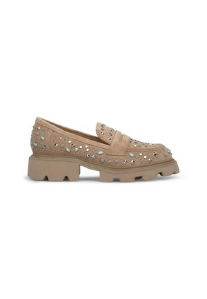 Mocassini in suede beige con suola spessa, decorati con borchie e gemme multicolori, caratterizzati da una banda decorativa sulla parte anteriore.