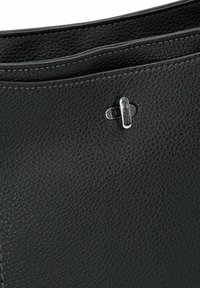 Borsa in pelle nera con texture, dotata di chiusura a scatto metallica. Presenta cuciture lisce lungo i bordi e un design minimalista.