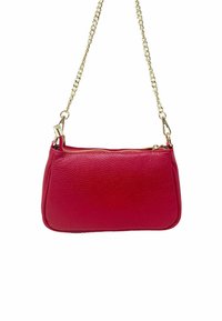 Červená kožená kabelka s texturovaným povrchem, zlatým řetízkovým popruhem a horním uzávěrem na zip. Kompaktní obdélníkový tvar s zaoblenými okraji.