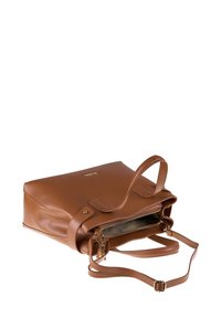 Borsa a mano in pelle marrone con doppi manici superiori, tracolla regolabile, comparto principale con zip e logo del marchio in tono oro.