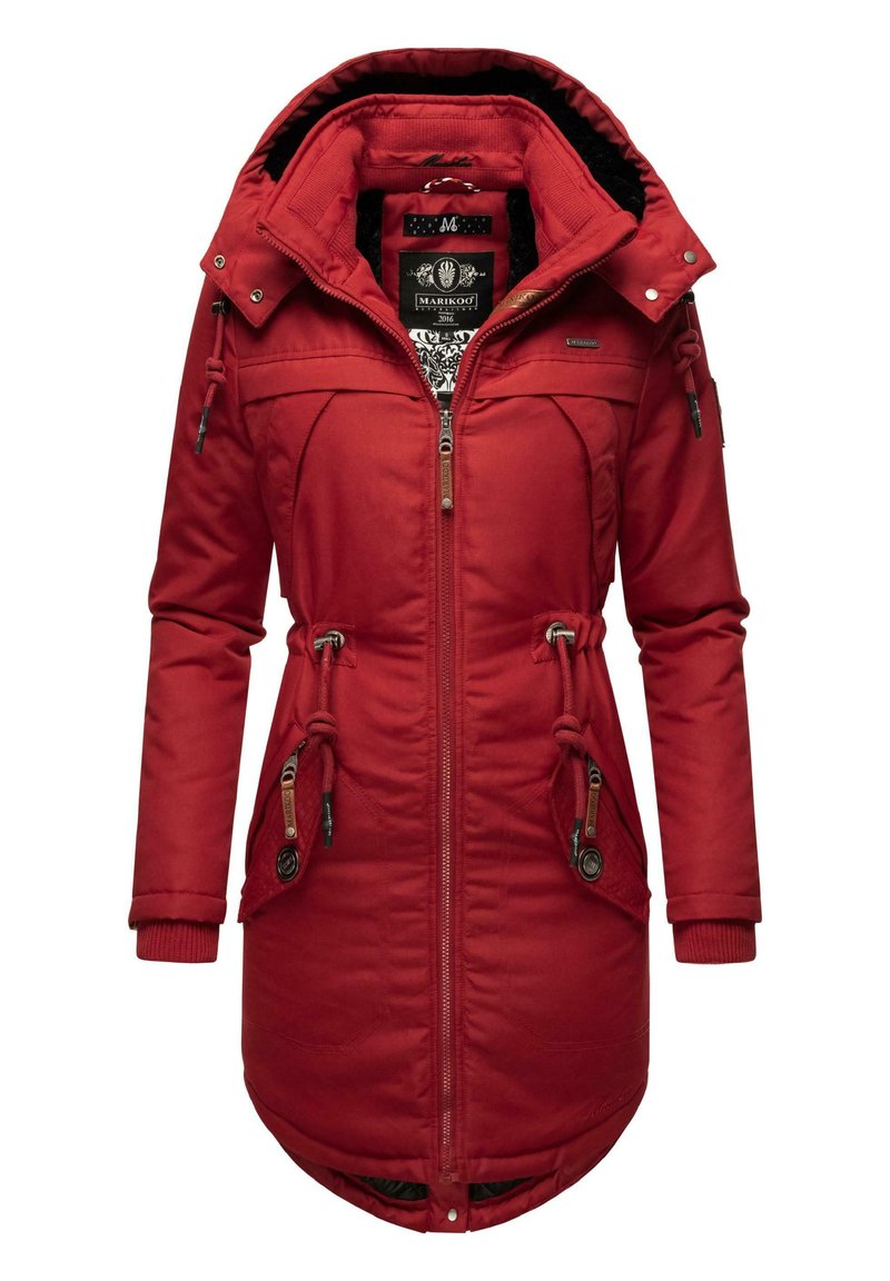 Parka isolée rouge avec taille cintrée à cordon, fermeture éclair à l'avant et poignets côtelés. Dispose d'une capuche et d'une doublure à motifs. Tissu doux et texturé.