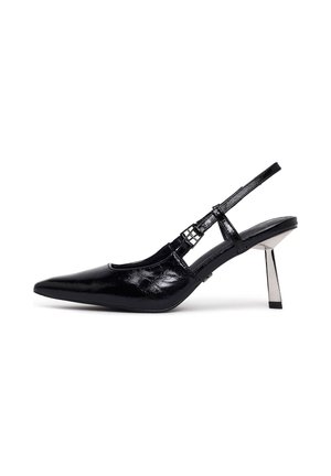 Scarpa slingback in vernice nera con punta appuntita e tacco alto stretto argento, cinturino laterale con fibbia, isolata su sfondo bianco.