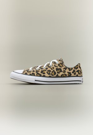 Sneaker basse in tessuto con stampa leopardata, lacci bianchi e suola in gomma bianca con strisce nere su sfondo neutro.