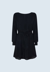 Svart långärmad klänning med rund halsringning, knytbälte i midjan och en flytande silhuett. Tillverkad av mjukt tyg, minimalistisk design.