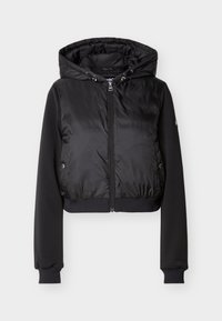 Μαύρο μπουφάν με κουκούλα, με επένδυση στο μπροστινό μέρος, μανίκια από λείο ύφασμα, φερμουάρ μπροστά και πλαϊνές τσέπες με κουμπιά πατιλέτα.