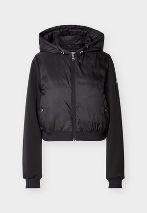 Fekete kapucnis dzseki bélelt elülső résszel, sima anyagú ujjak, elöl cipzáras és patentos oldalzsebekkel.