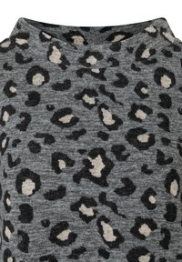 Pullover im Leopardenmuster mit grauem Hintergrund und schwarzen sowie beigen Flecken; weiche Textur, runder Halsausschnitt und Strickstoff.