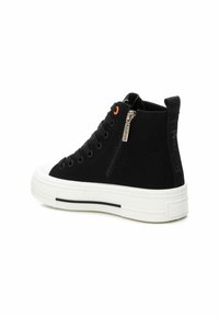 Deportivas de lona negras de caña alta con suelas de goma blanca, que presentan cordones negros, un zipper en el costado y un acento naranja en la lengüeta.