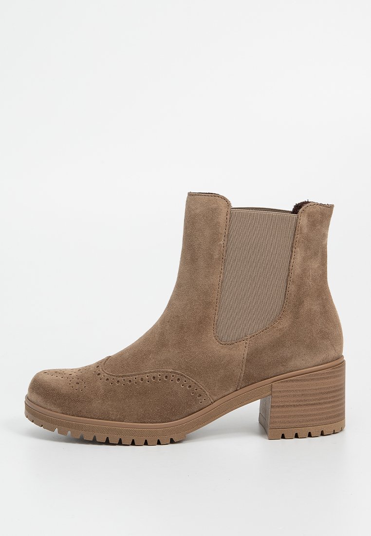 Brauner Wildleder-Schuh mit elastischem Seitenpanel, niedrigem Blockabsatz und dekorativen Perforationen an der Spitze und an den Seiten.