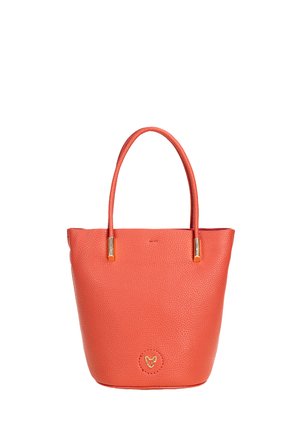 Pomarańczowa torebka tote z fakturowanej skóry, z dwiema górnymi rączkami, złotymi akcentami, otwartą górą i wytłoczonym logo z przodu.