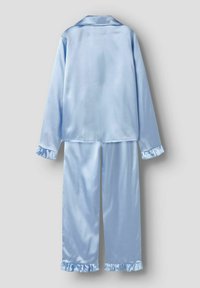 Lys blå satin pyjamas sæt med en langærmet skjorte med knapper og bukser med volanger ved manchetter og kant. Glat tekstur, afslappet pasform.