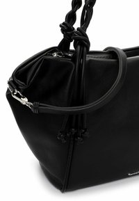 Czarna skórzana torba typu bucket z supełkowymi uchwytami, zamknięciem na suwak i teksturowaną powierzchnią. Po bokach posiada srebrny akcent w postaci elementu metalowego.