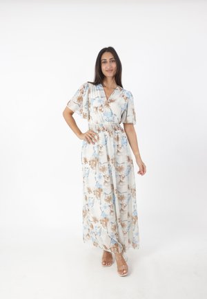 Floral maxi-jurk met een V-hals, korte fluttermouwen en een elastische taille. Kleuren zijn blauw, bruin en crèmekleurig met een zachte textuur.