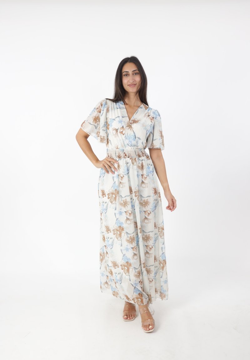 Blumen-Maxikleid mit V-Ausschnitt, kurzen schwingenden Ärmeln und einem elastischen Bund. Die Farben umfassen Blau, Braun und Creme mit einer sanften Textur.