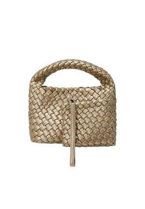 Vævet håndtaske i lys beige med et afrundet topgreb og en front lynlåslomme. Har et struktureret, sammenflettet design.