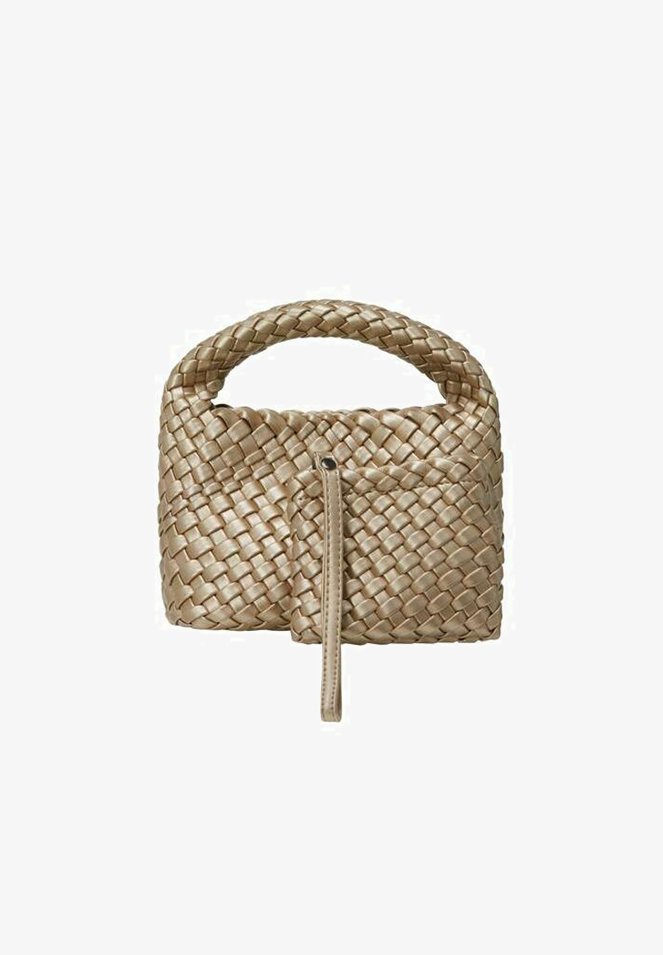 Sac à main tissé en beige clair avec une poignée supérieure arrondie et une poche zippée à l'avant. Doté d'un design texturé et entrelacé.