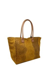 Žlutá semišová taška přes rameno s krokodýlími embosovanými detaily, světle hnědé kožené uši, prostorný design a bez viditelných uzávěrů nebo ozdob.