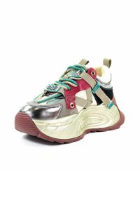Sneakers z sznurówkami wykonane z różnych materiałów; metaliczny srebrny, burgundowy i czarne akcenty; teksturowana podeszwa; zielone sznurówki i regulowane paski.