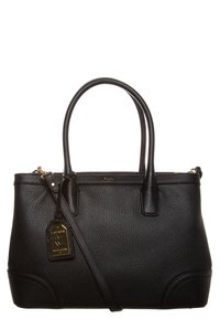 Svart läderhandväska med texturerad yta, dubbla handtag, guldfärgade detaljer och en avtagbar logotagg. Har en strukturerad form och rymlig design.