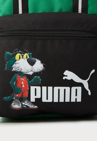Zaino in tessuto nero con un personaggio dei cartoni animati in maglia rossa, lettering bianco "PUMA" e un piccolo logo bianco di un gatto in salto.