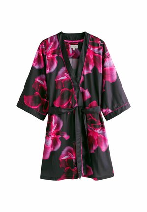 Rouă de satin negru cu mari modele florale roz, mâneci lungi și centură. Ocusile de contrast notabile conturează gulerul și mânecile.