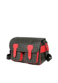 Borsa nera a motivo con accenti rossi, due tasche frontali, chiusura a doppia fibbia e tracolla regolabile. Tessuto testurizzato.