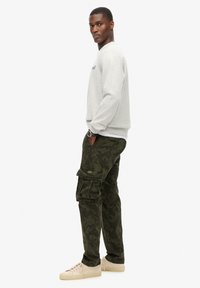 Superdry & Co CORE - Cargobroek - woodland khaki camo