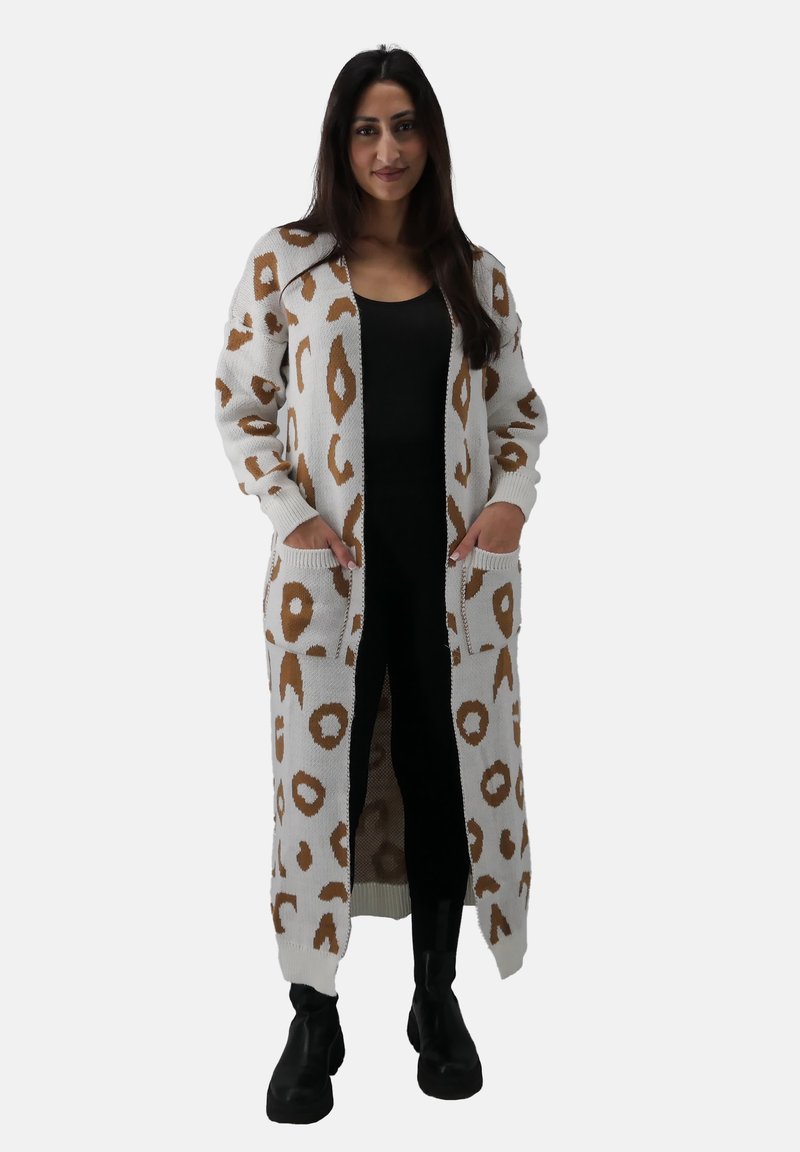 Lange Strickjacke in Creme mit braunem Leopardenmuster. Entworfen mit seitlichen Taschen, gerippten Bündchen und einem offenen Frontdesign.